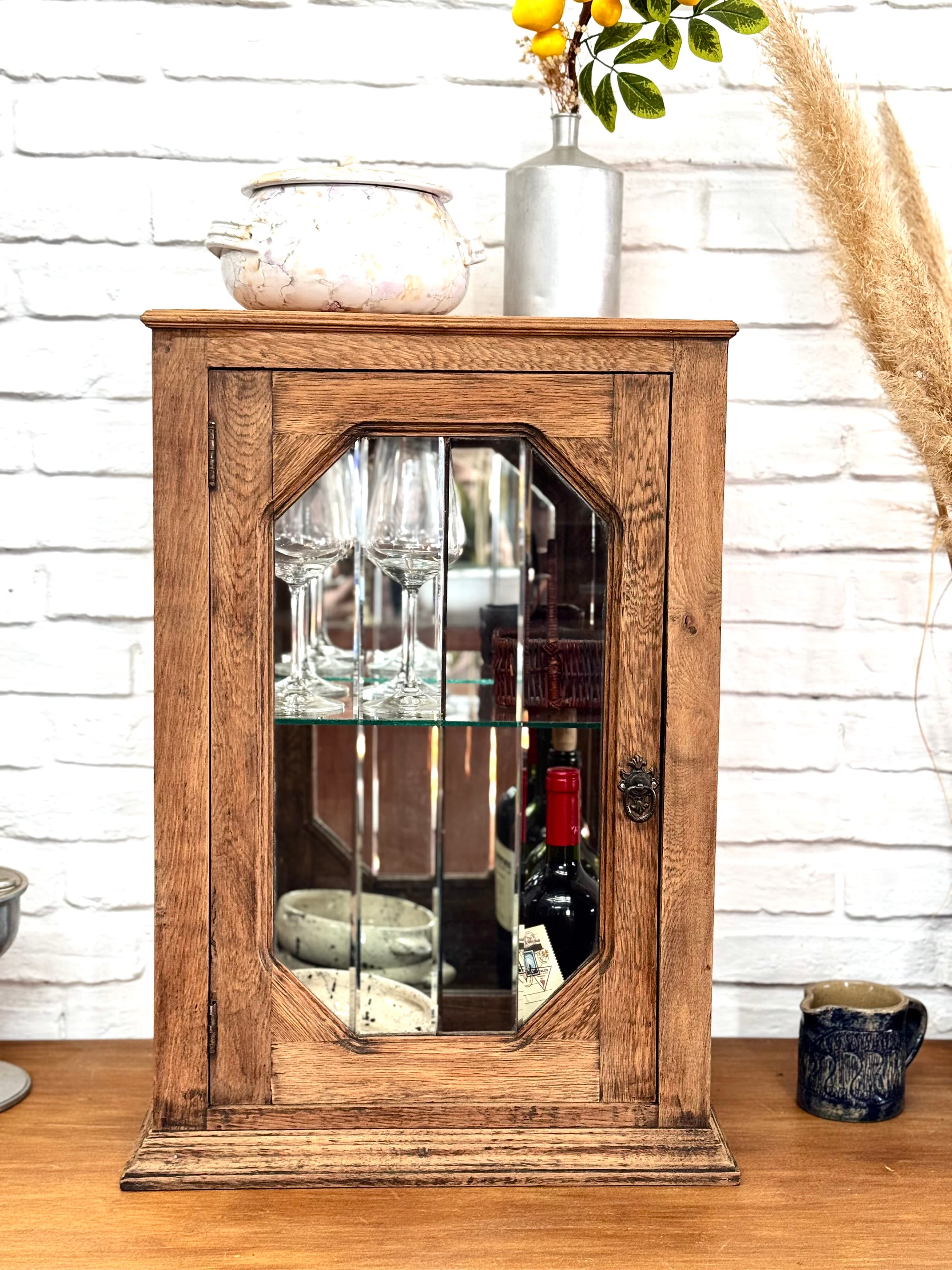 Pequeña vitrina de Roble con vidrios biselados
