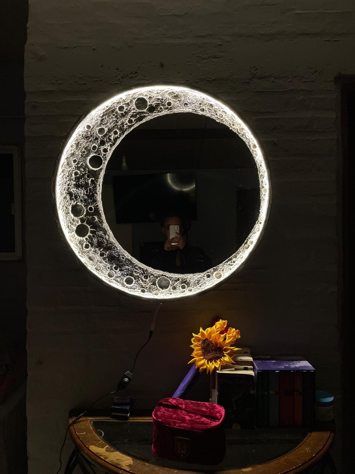 Espejo lunar con luz led. Espejo con textura lunar y luz led de 80 cm de diametro total y 60 cm de diametro de espejo