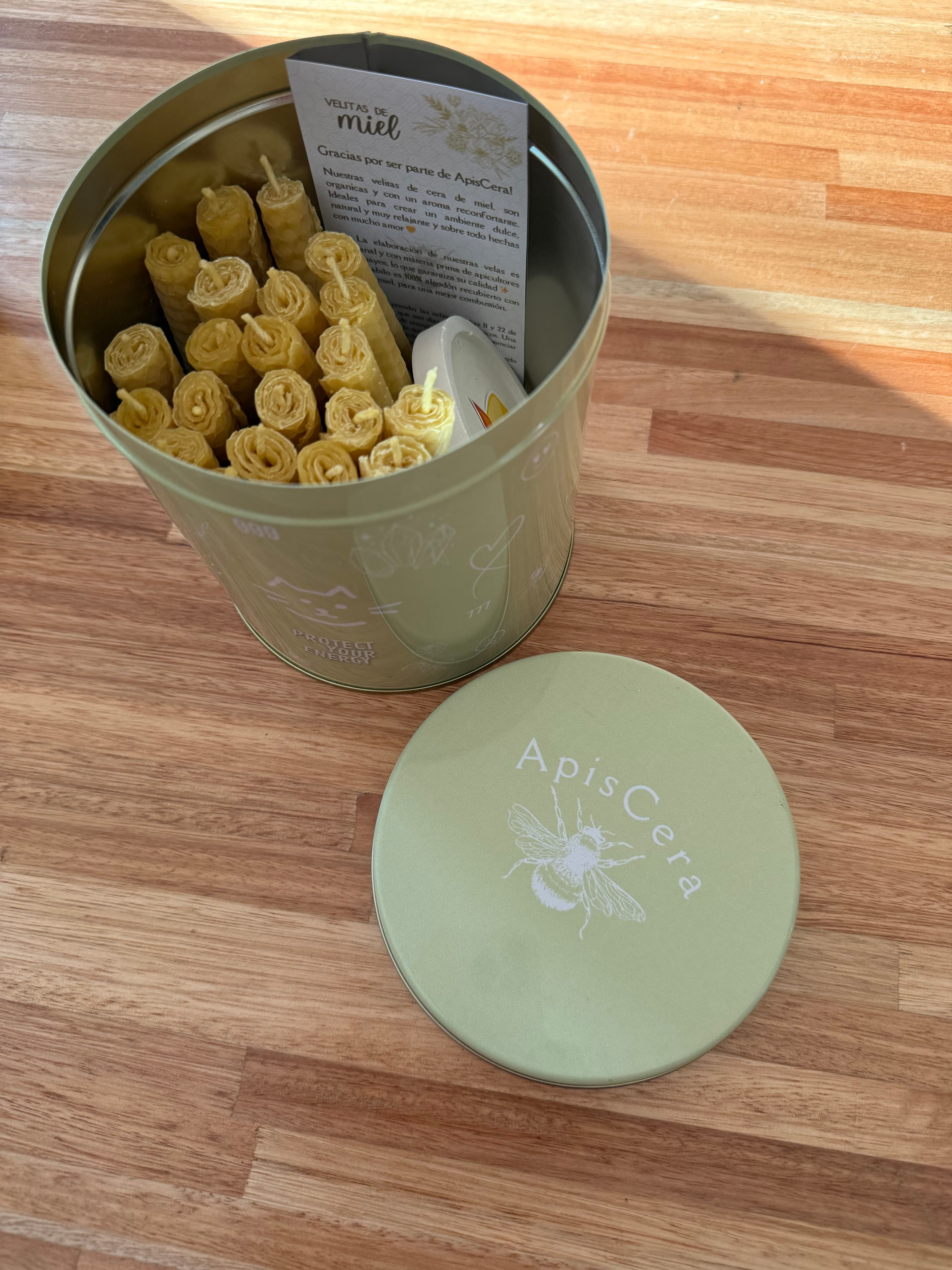 Lata con 24 velitas de miel + portavela