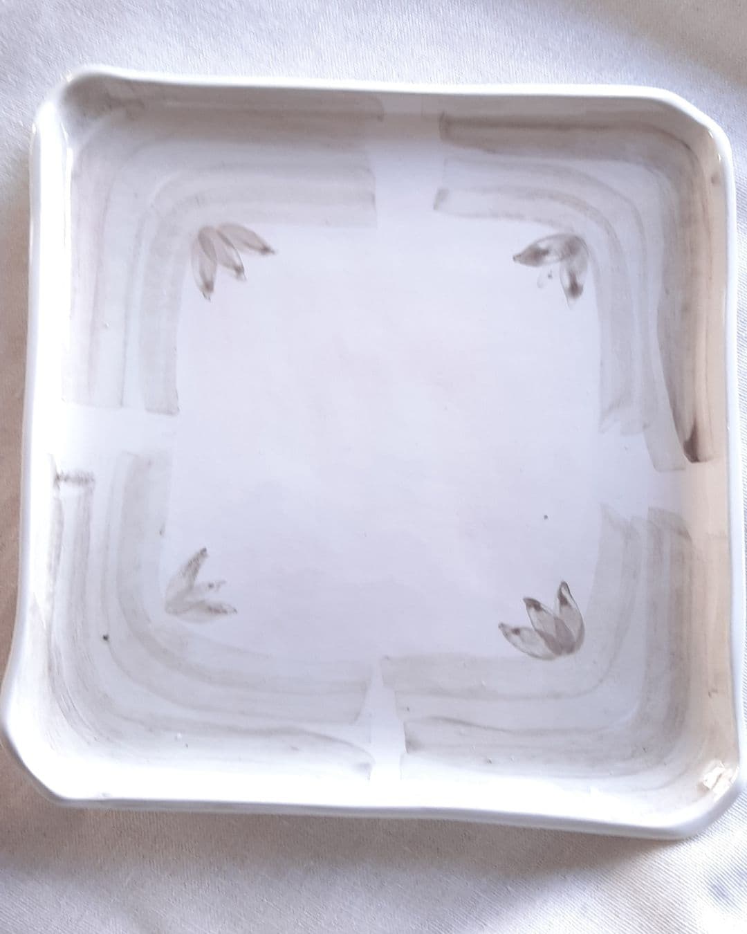 Plato acuarela · Gris fluido