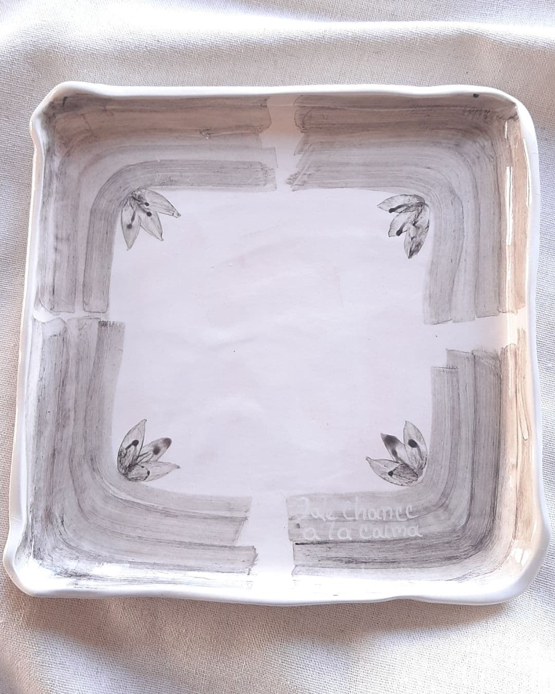 Plato acuarela · “Dale chance a la calma”