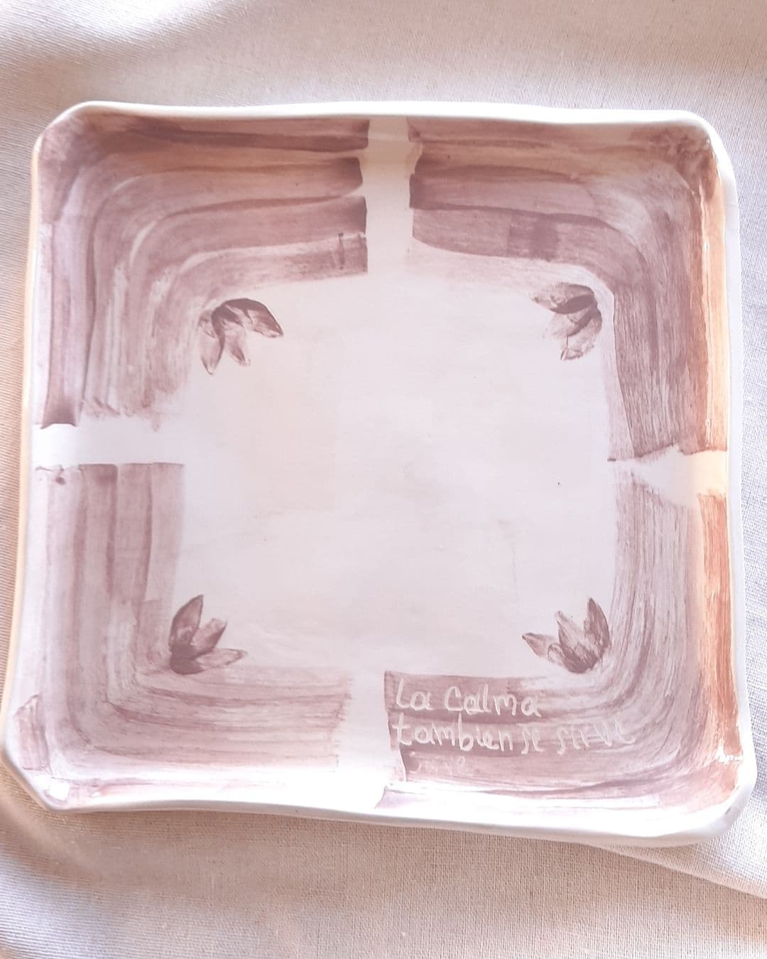 Plato acuarela · “La calma también se sirve”