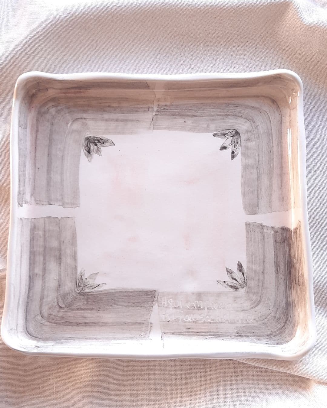 Plato acuarela · “Aquí empieza la pausa del día”