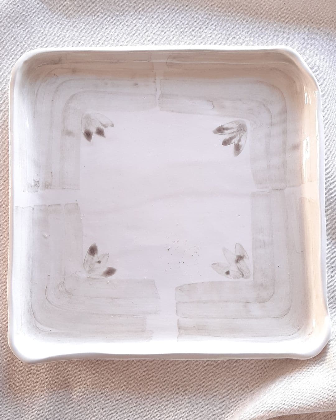 Plato acuarela · Gris orgánico