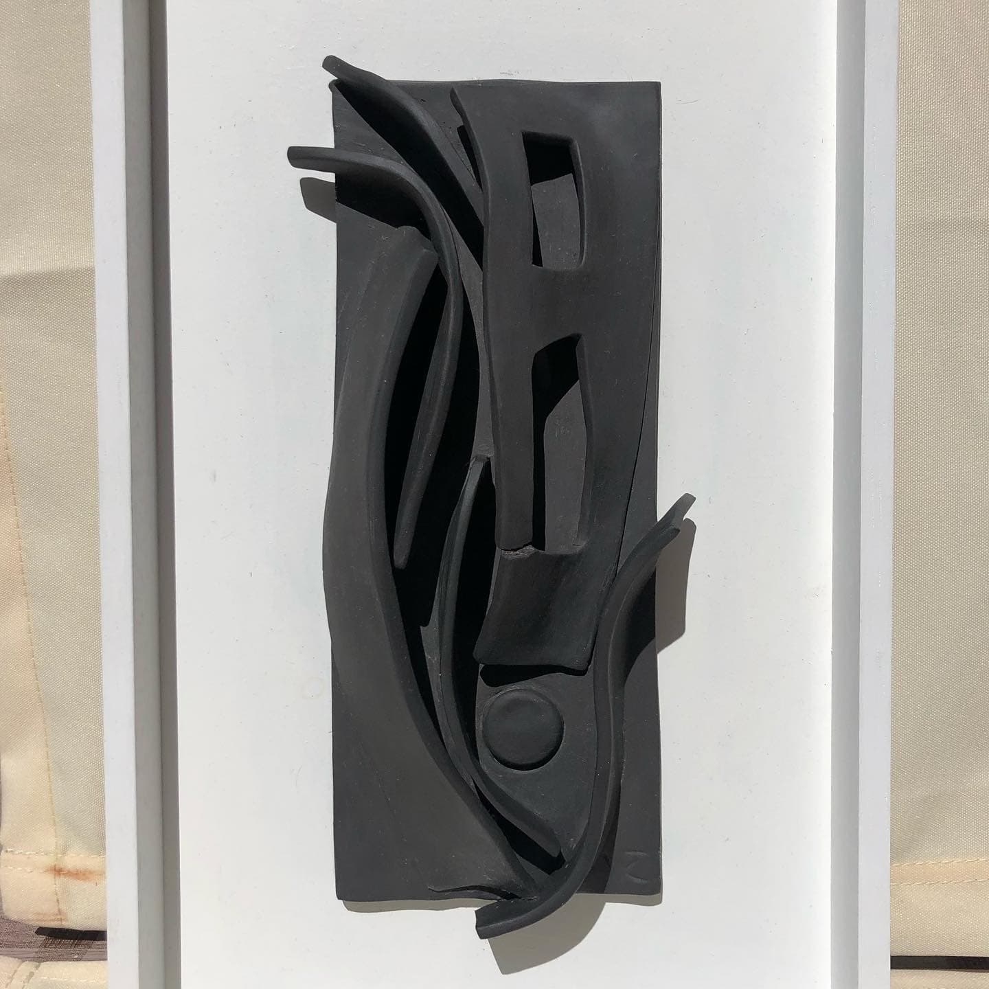 Cerámica negra en fondo blanco