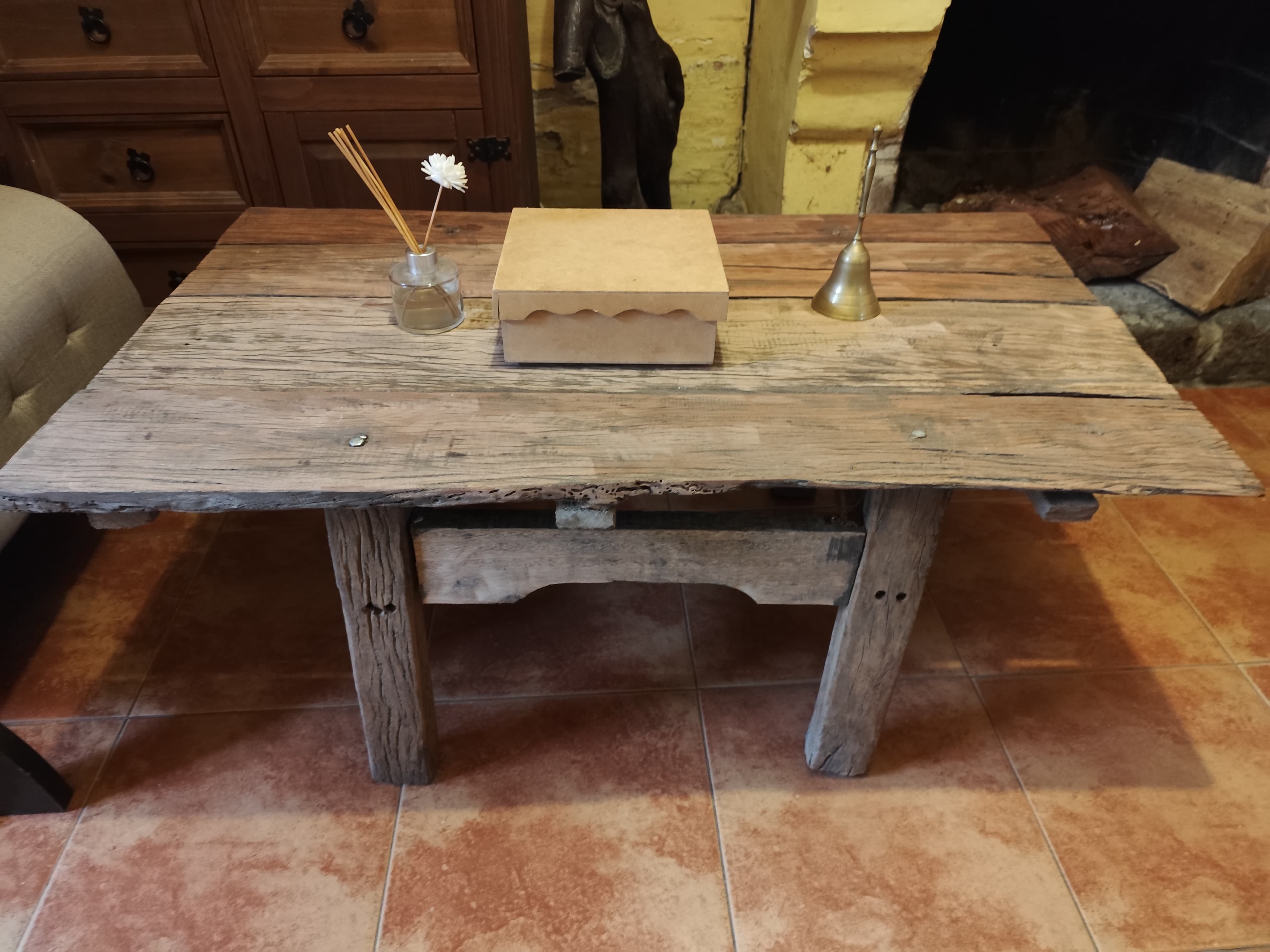 Mesa Beta: Innovación y Estilo en Cada Comedor