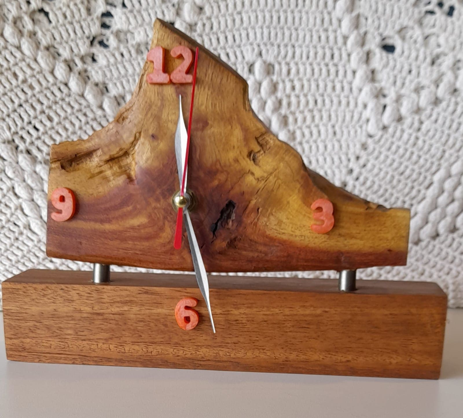 Reloj artesanal en madera nativa