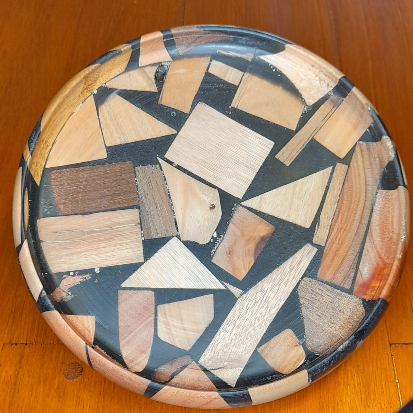 Centro de mesa en madera nativa y resina.