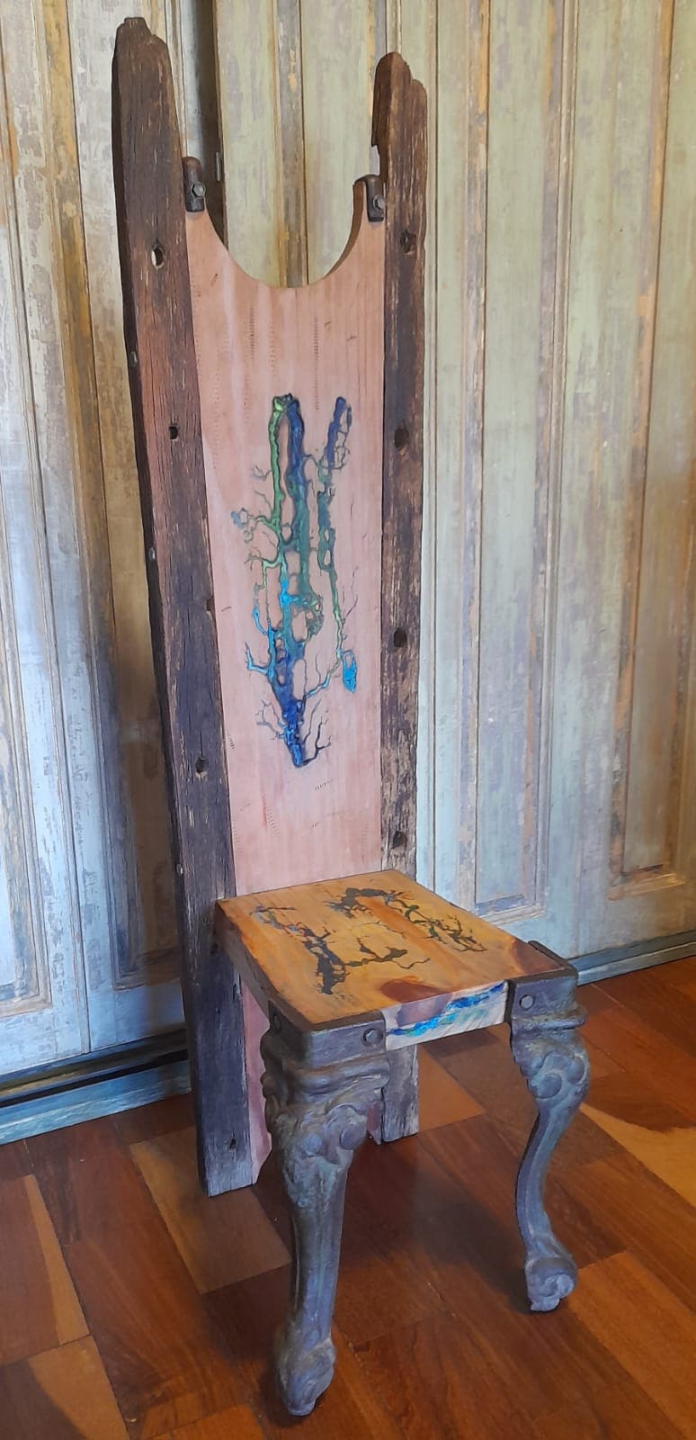 Silla ornamental única Hecha a mano con madera reciclada y sólidas patas de hierro fundido