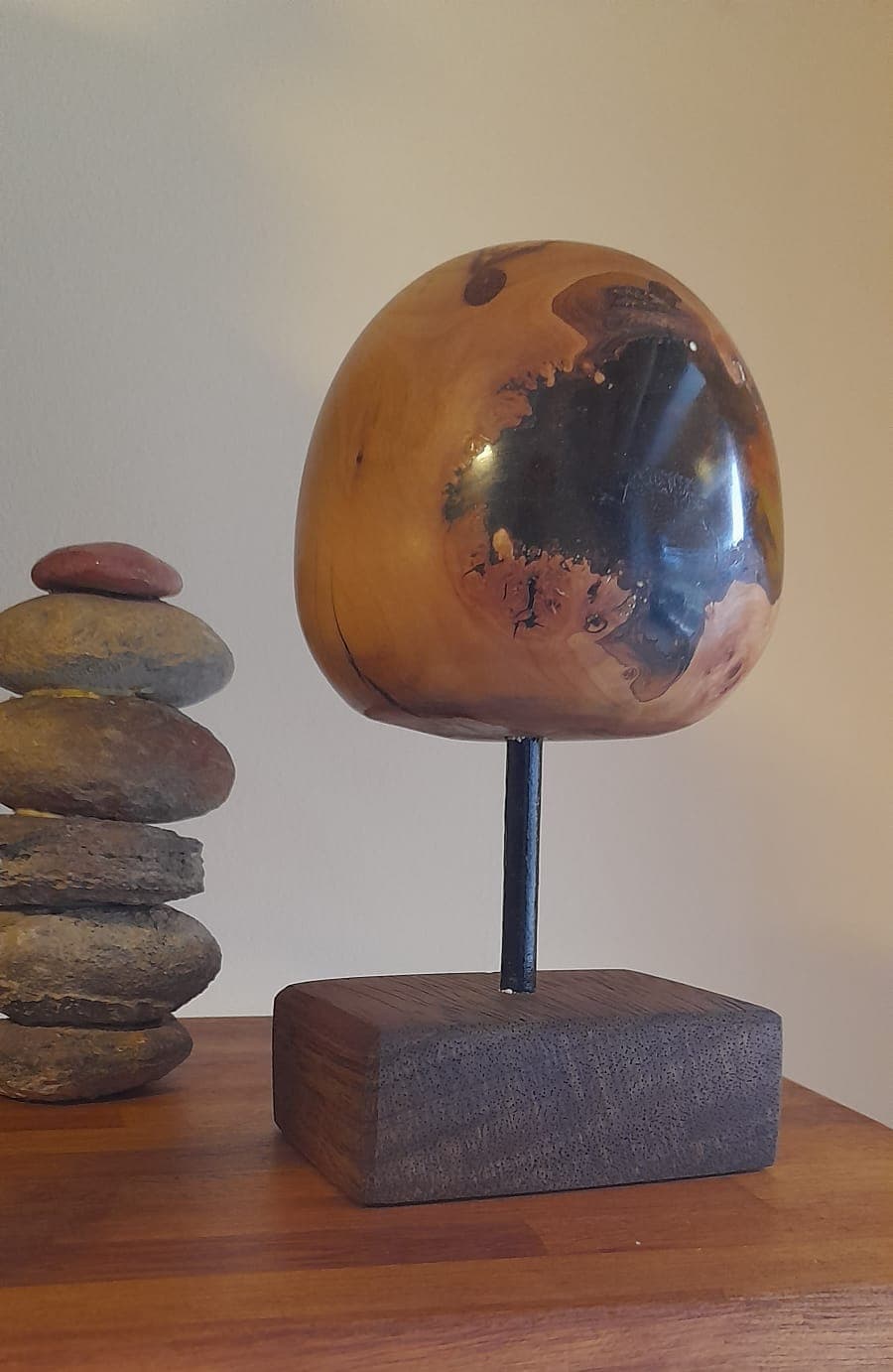 Óvalo de Manzano con Soporte de Ciruelo – Edición Exclusiva