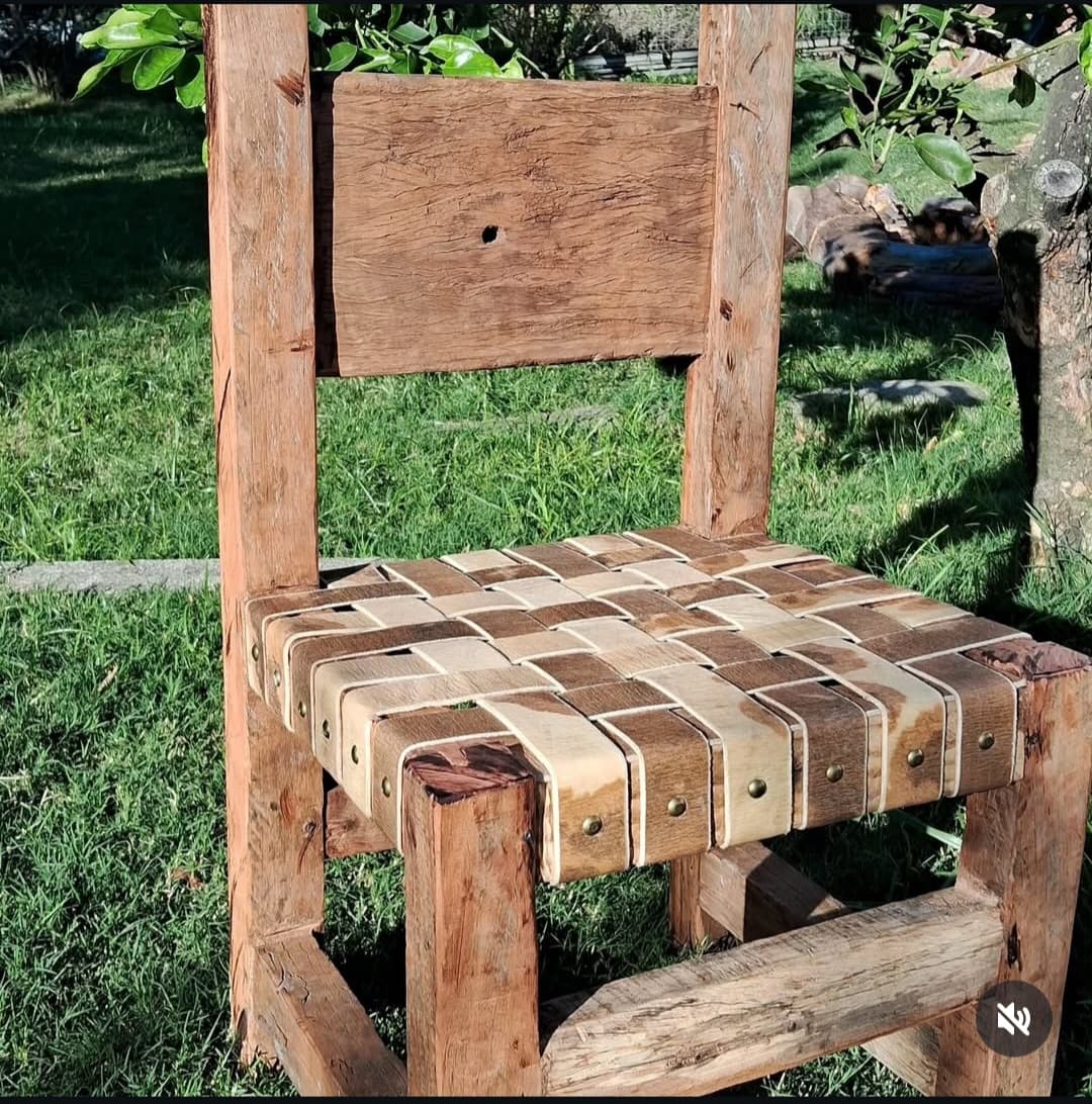 Sillas en madera y cuero crudo