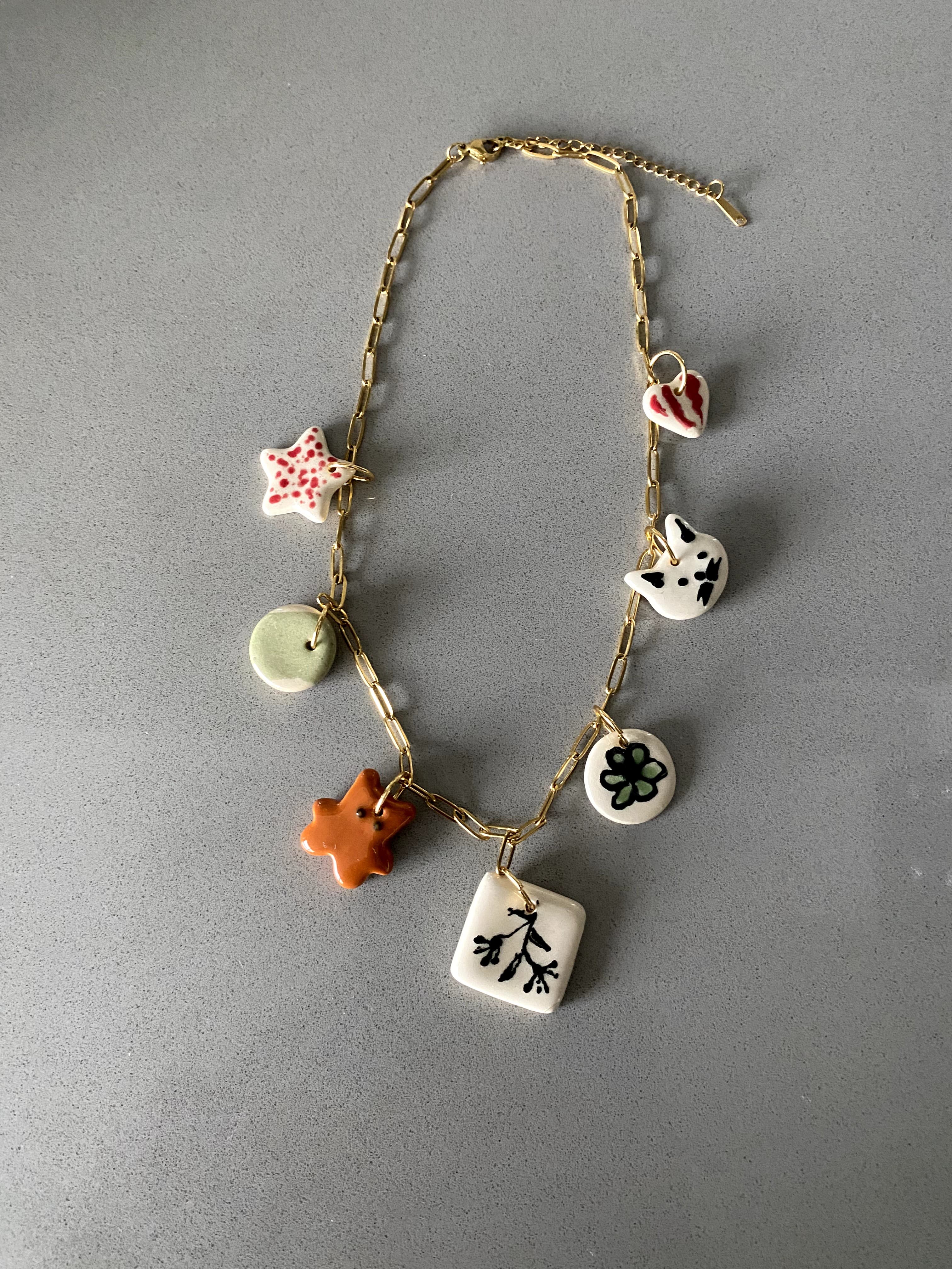 Collar de acero inoxidable con dijes de cerámica