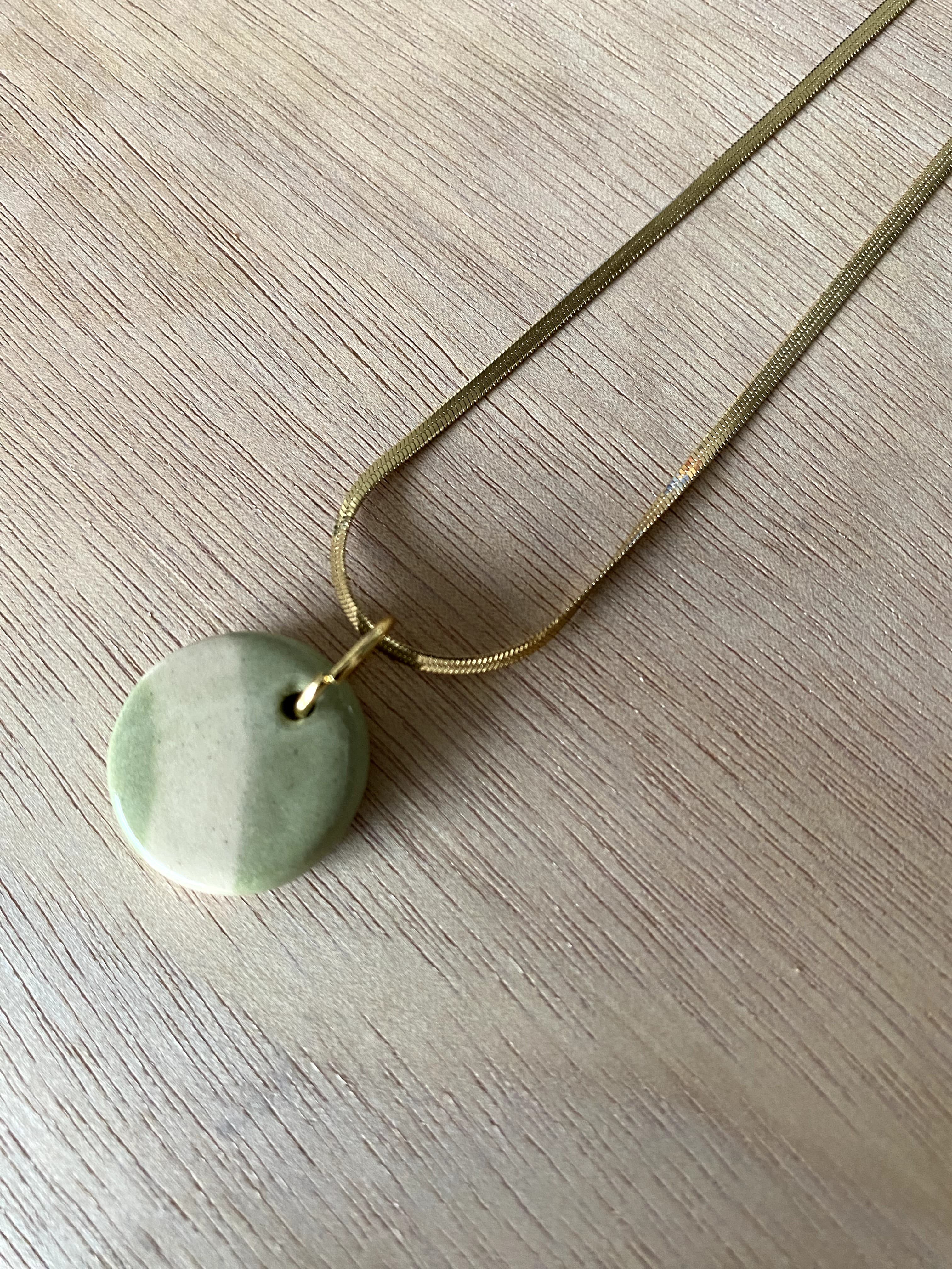 Cadena de acero inoxidable con dije de cerámica