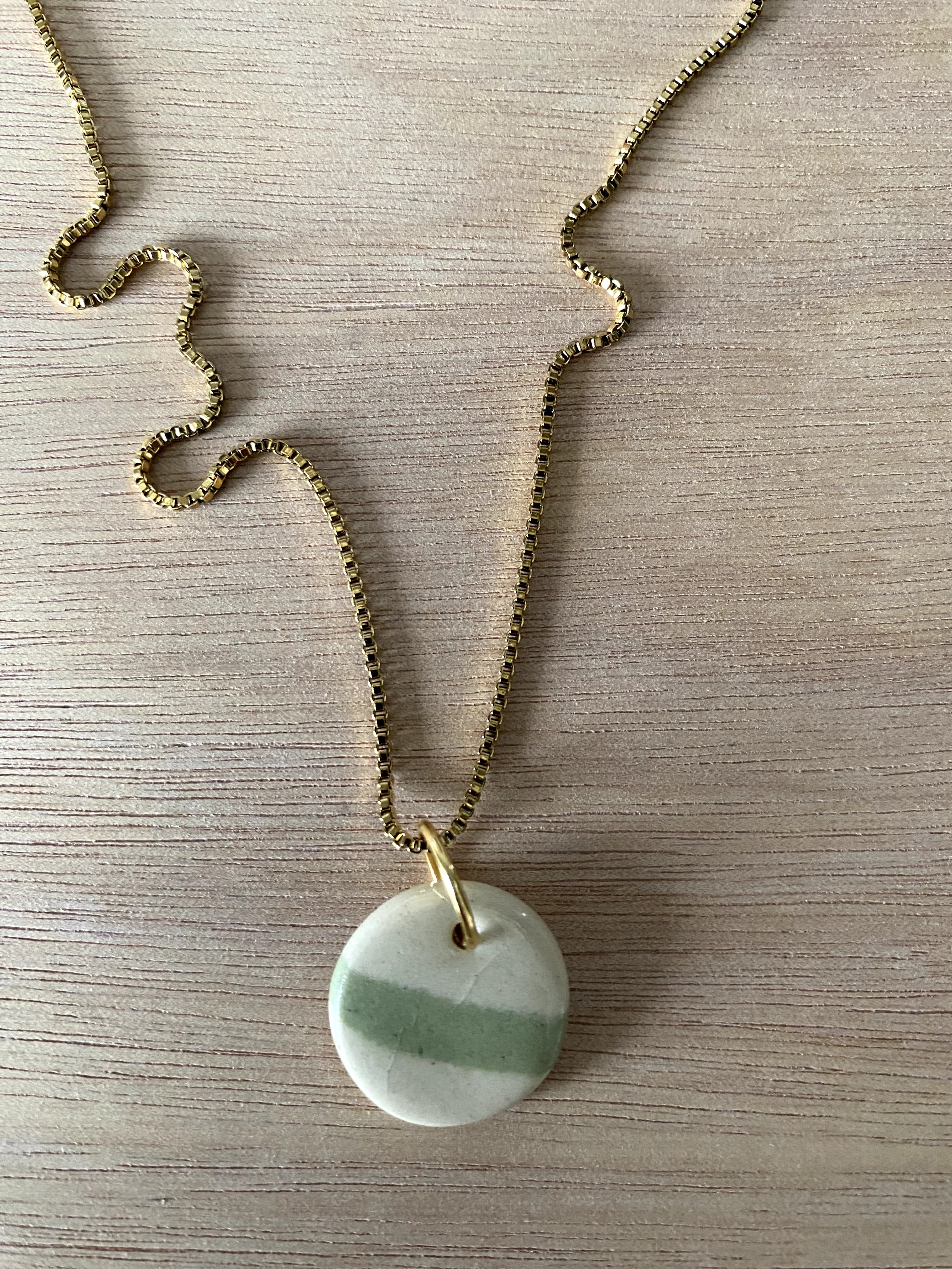 Cadena de acero inoxidable con dije de cerámica