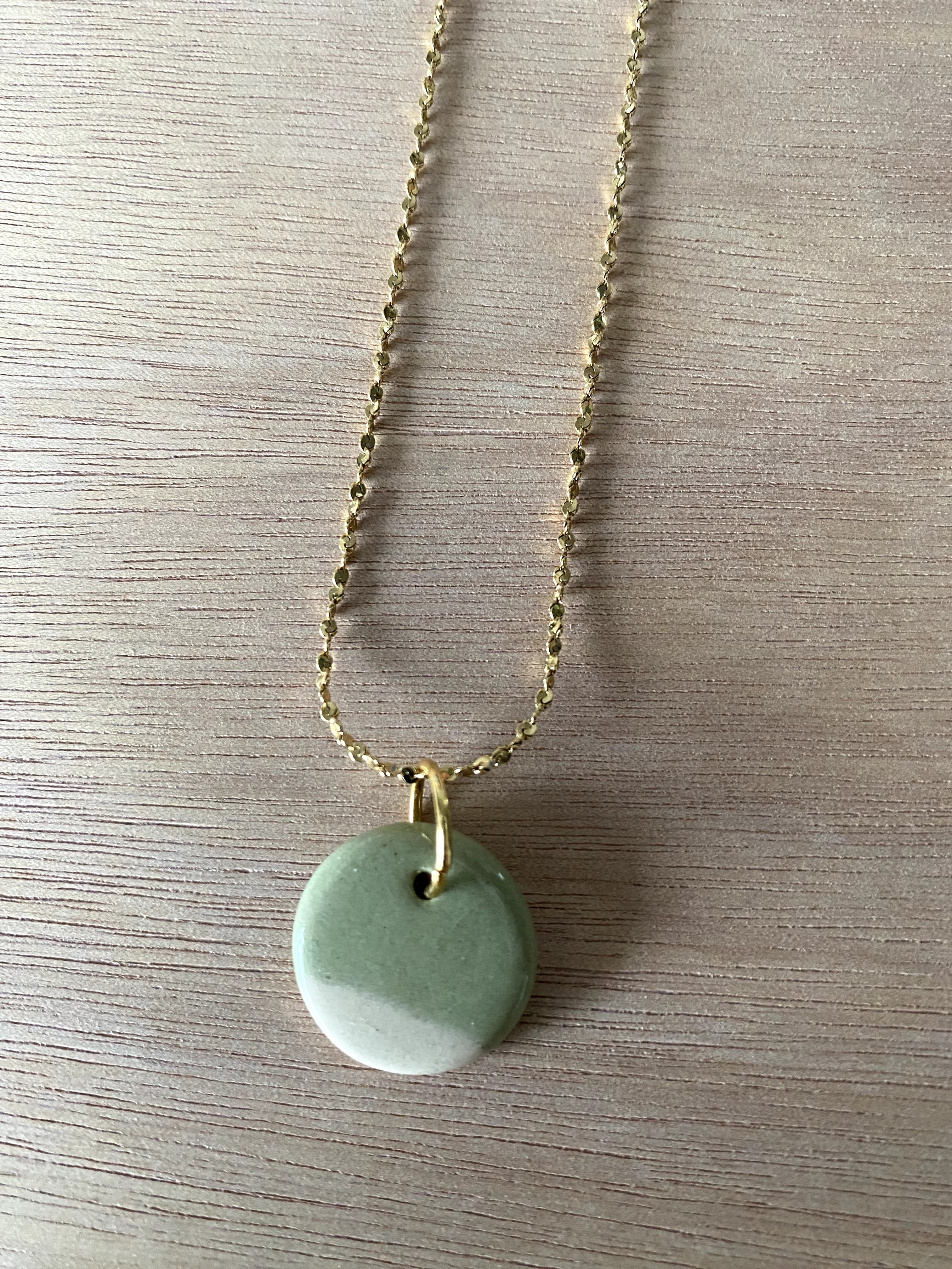 Cadena de acero inoxidable con dije de cerámica