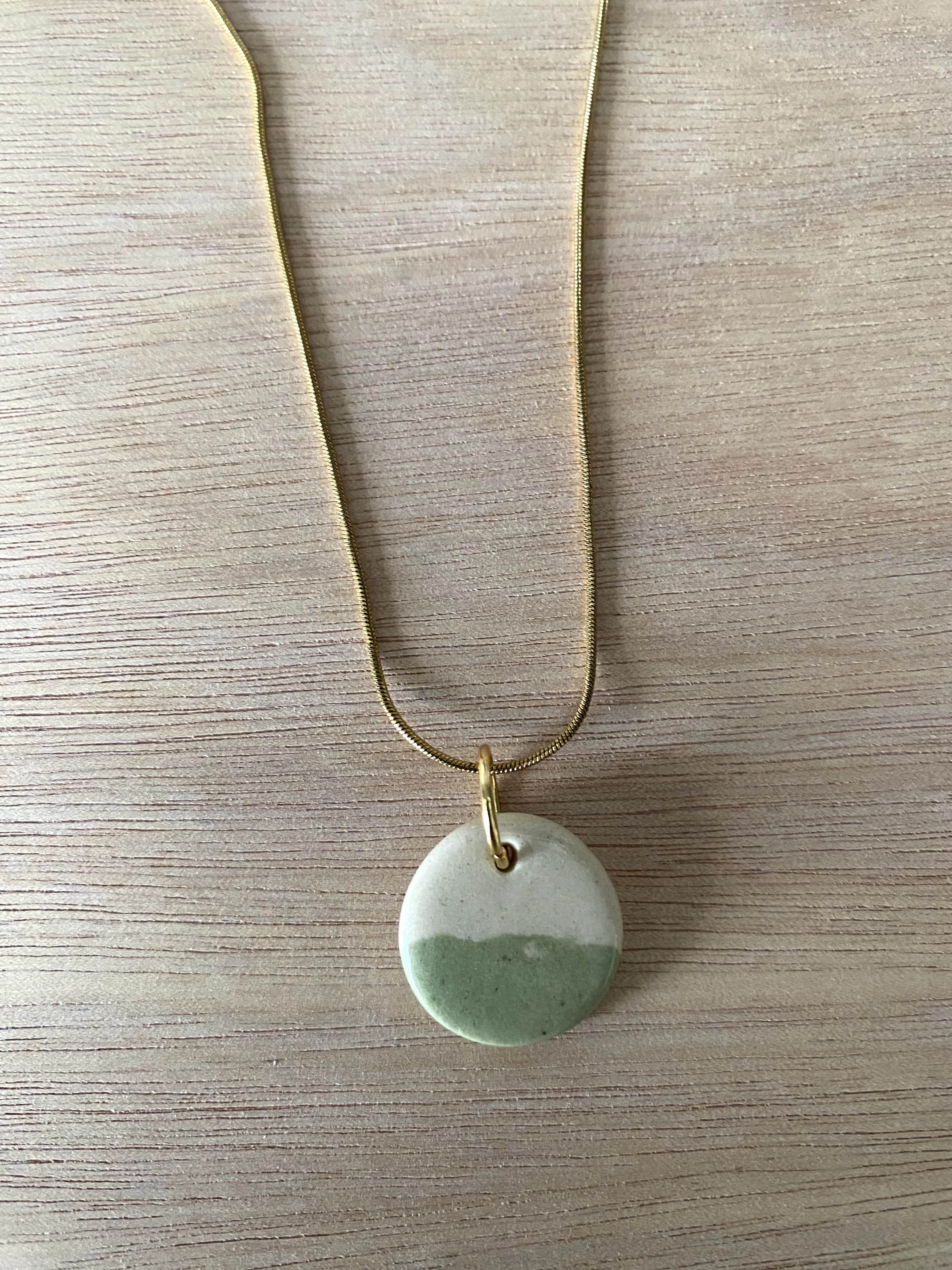 Cadena de acero inoxidable con dije de cerámica