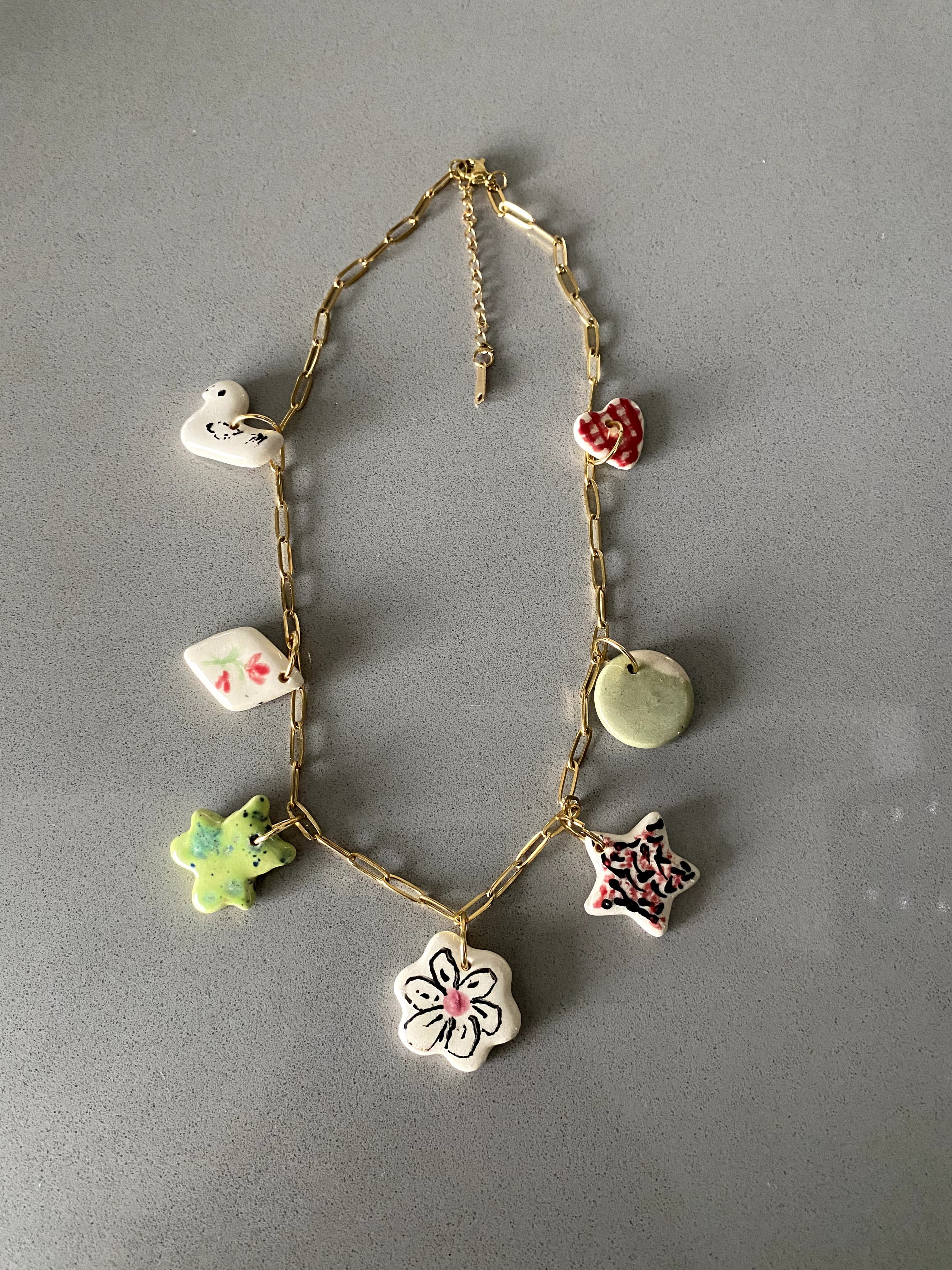 Collar de acero inoxidable con dijes de cerámica