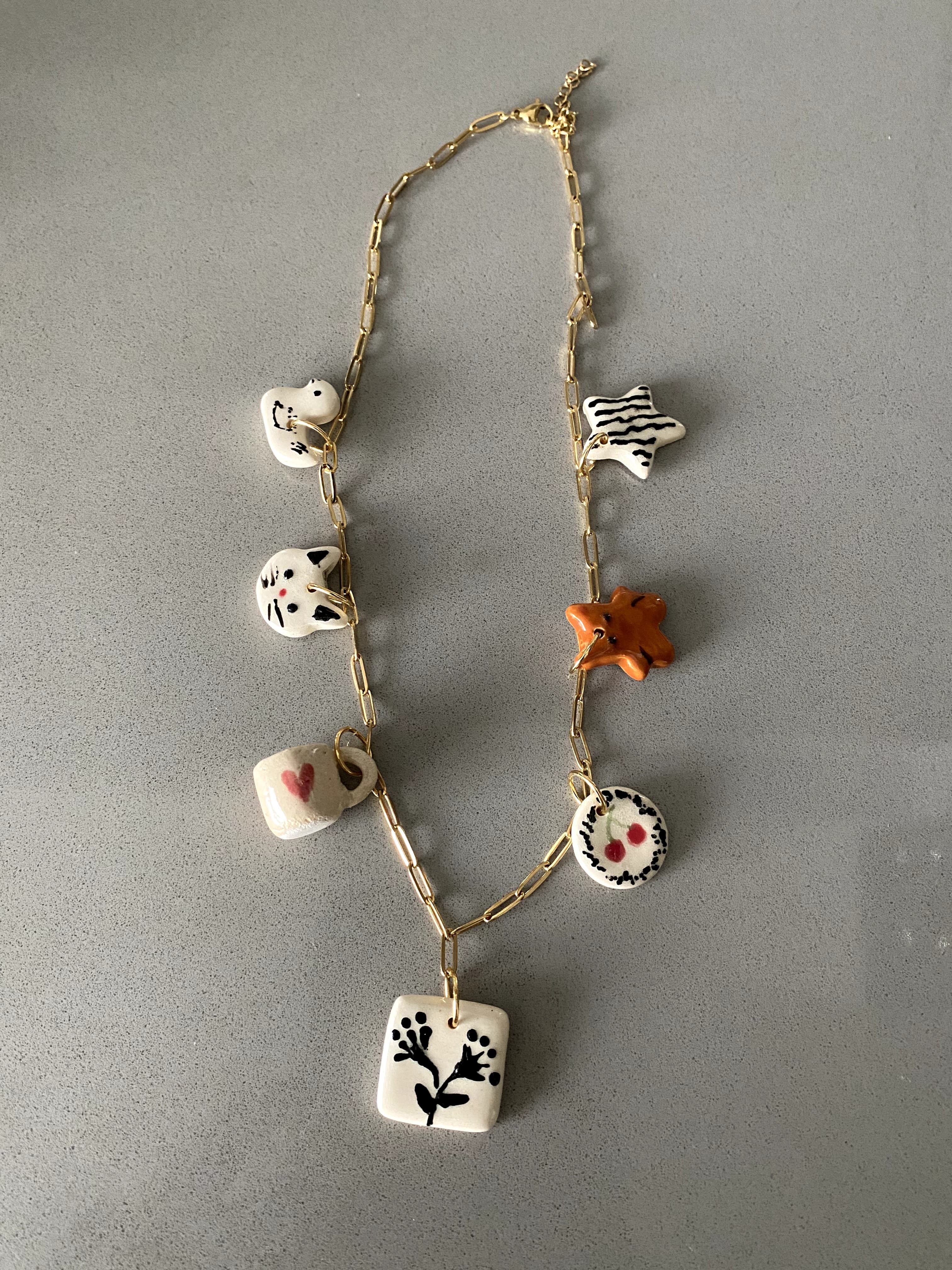 Collar de acero inoxidable con dijes de cerámica