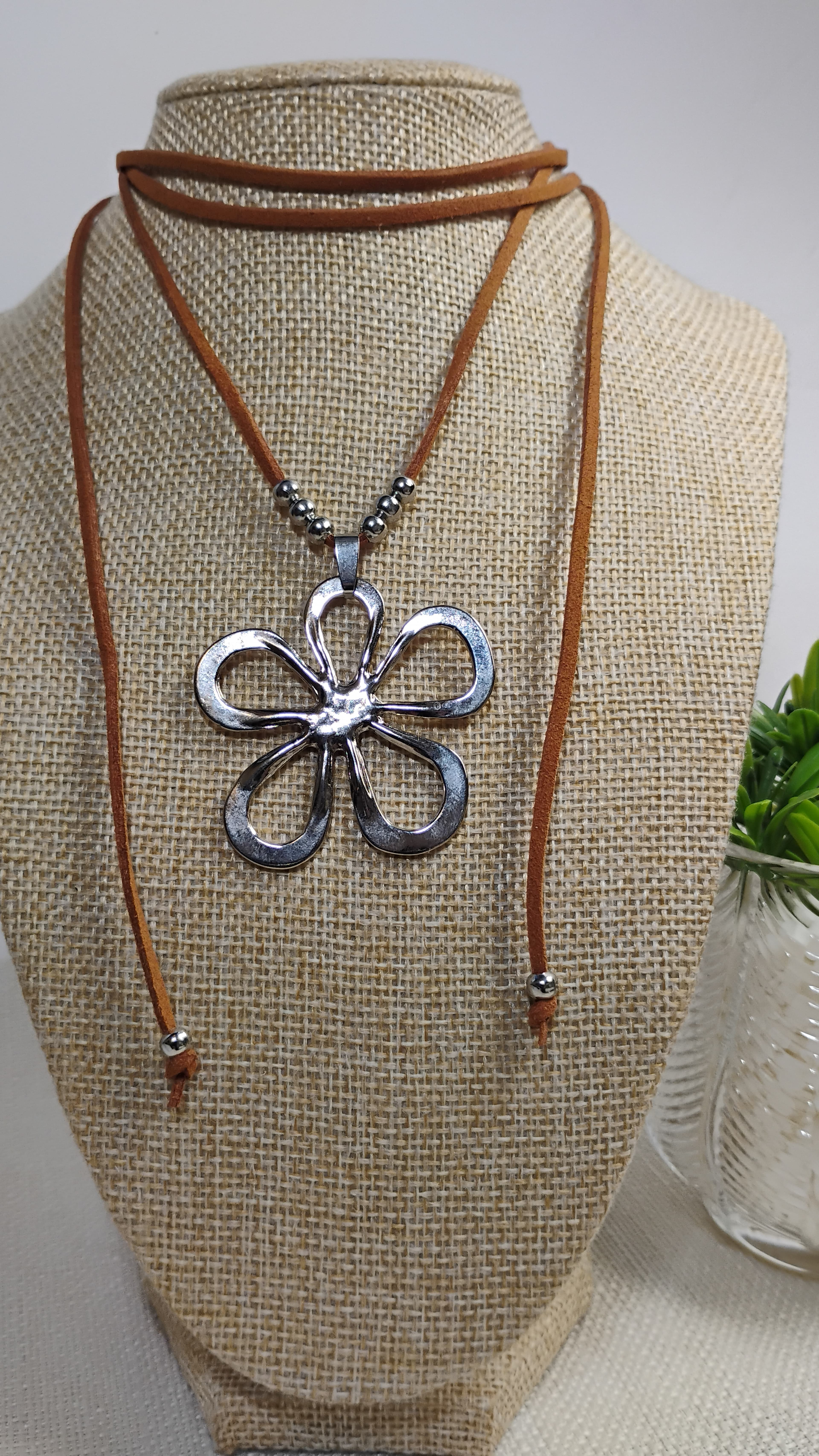 Colgante en cuero y acero quirurgico