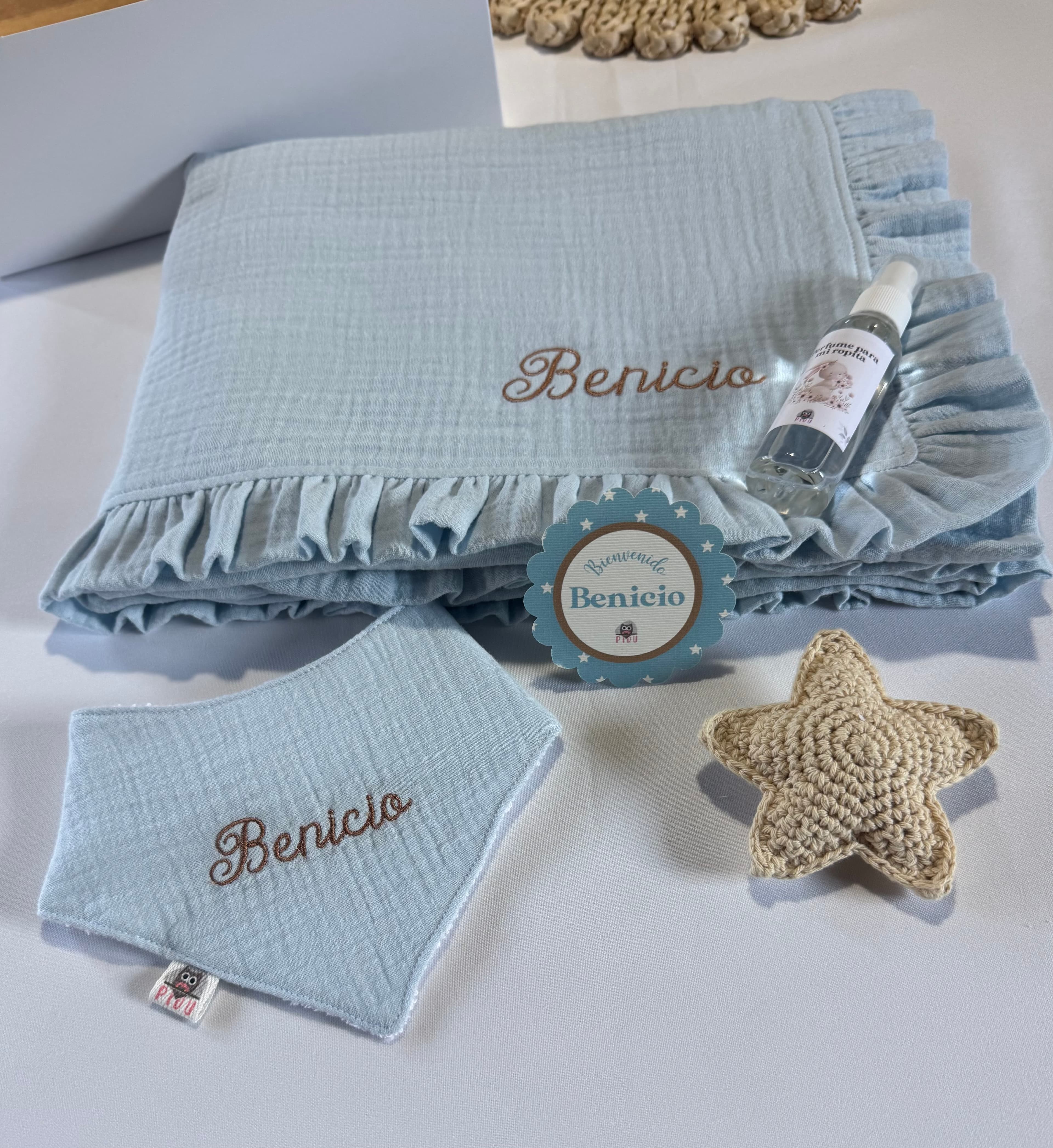 Box mantita de muselina y babero bordados