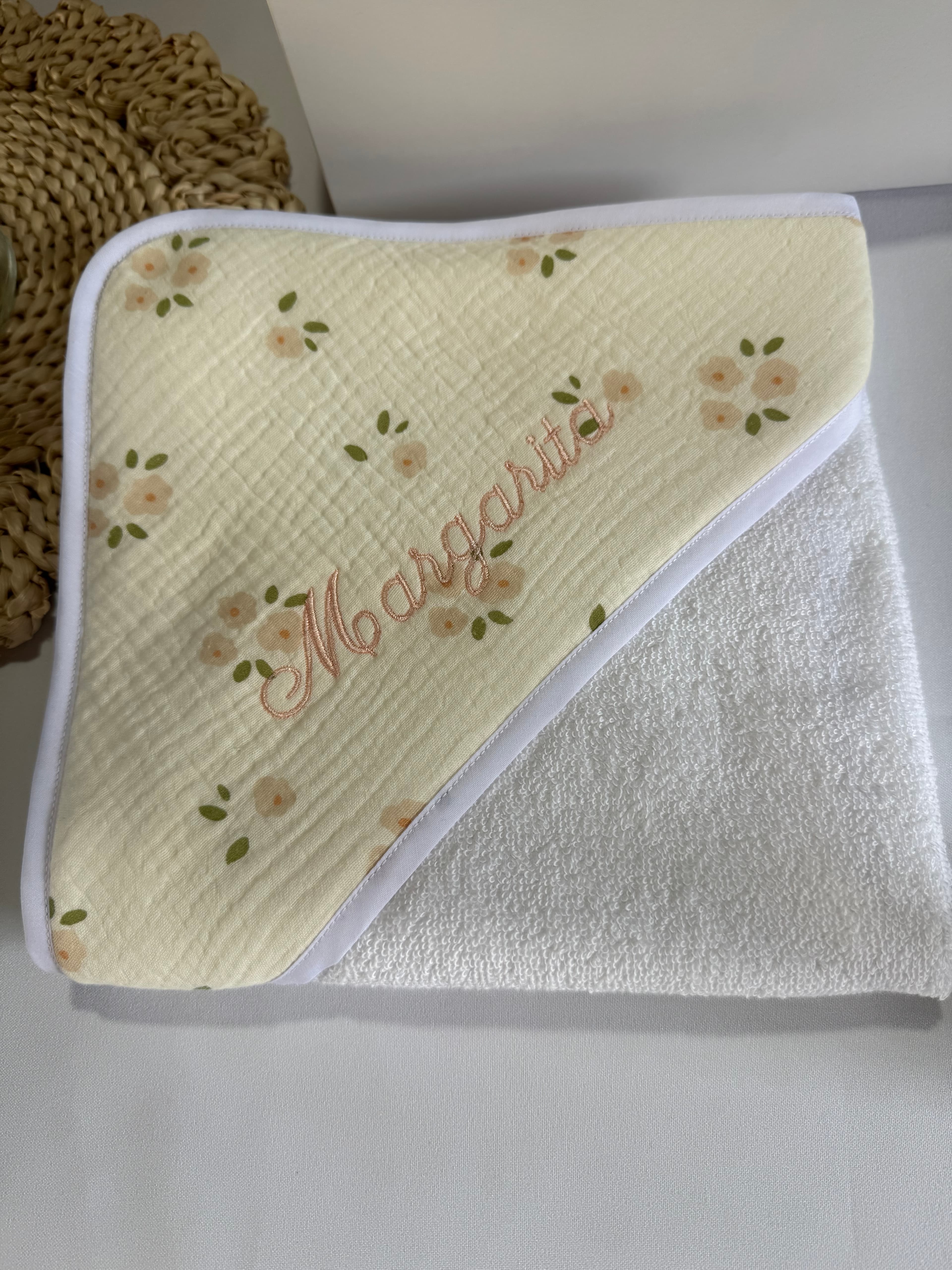 Toallón con capucha bordada