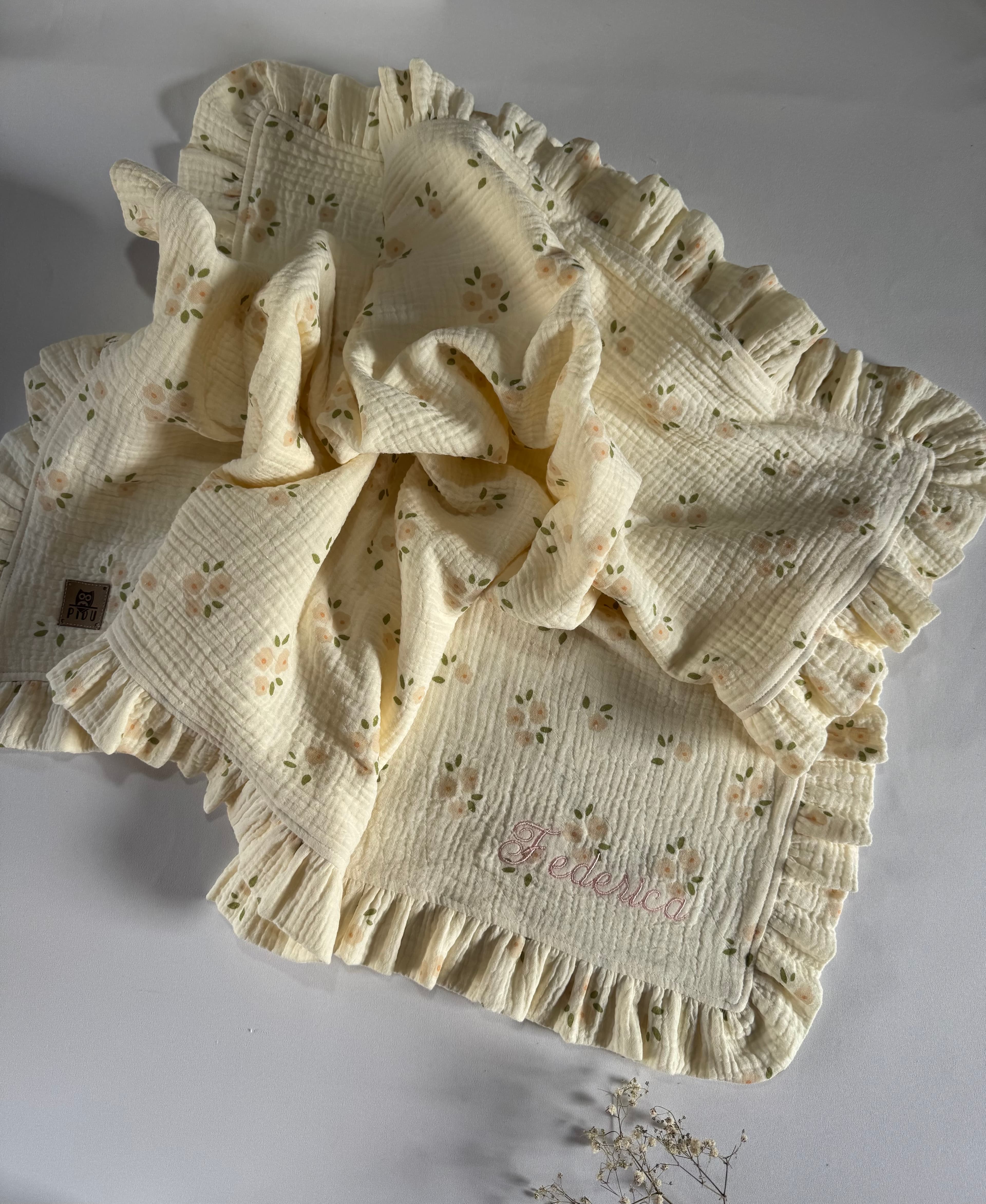 Mantita de muselina con volados, bordada