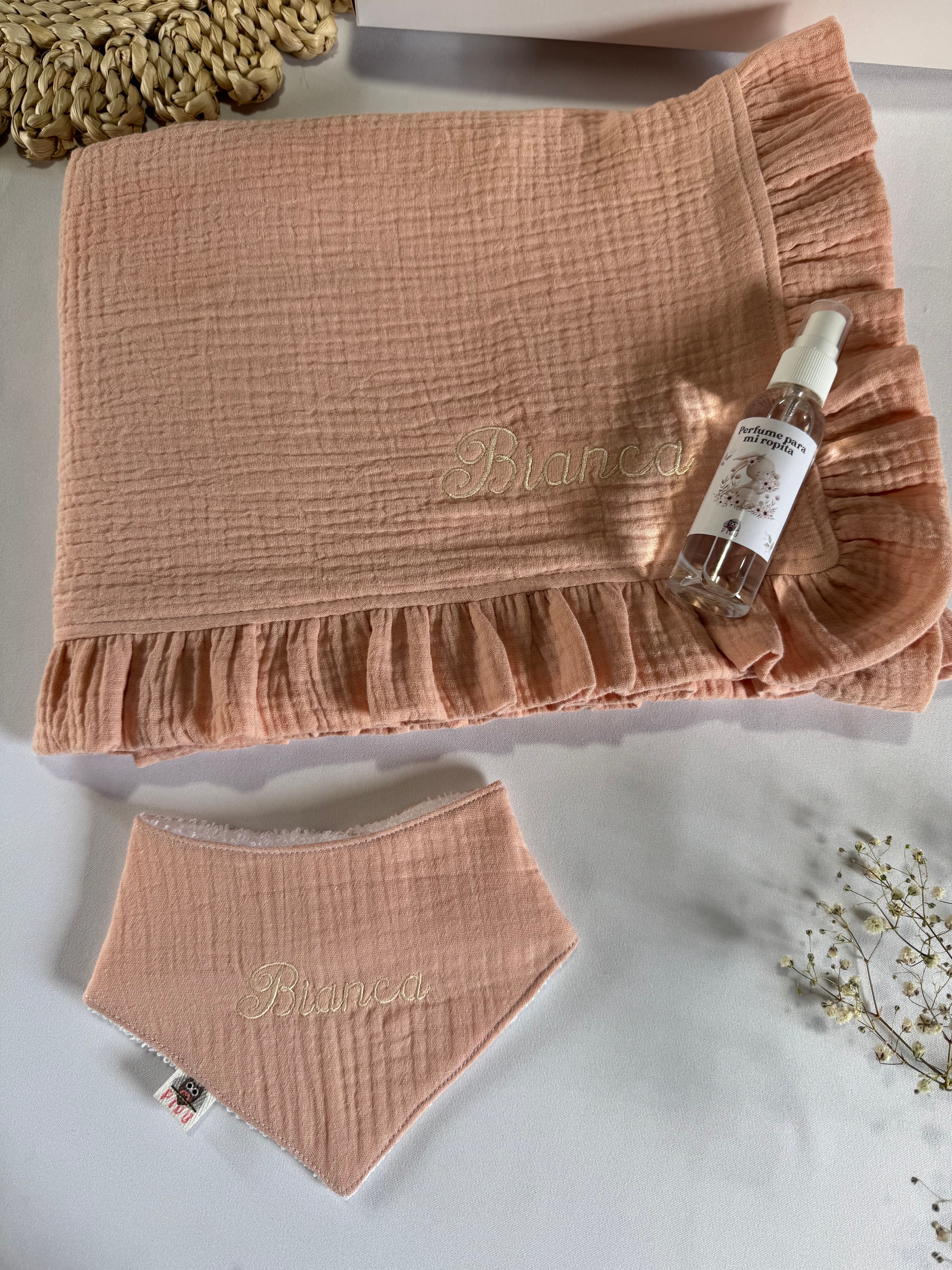 Mantita de muselina bordada y babero bordado